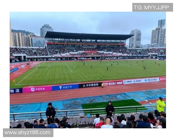 重庆足球队技术争议引发热议球迷与专家观点碰撞激烈 重庆足球队技术争议引发热议球迷与专家观点碰撞激烈